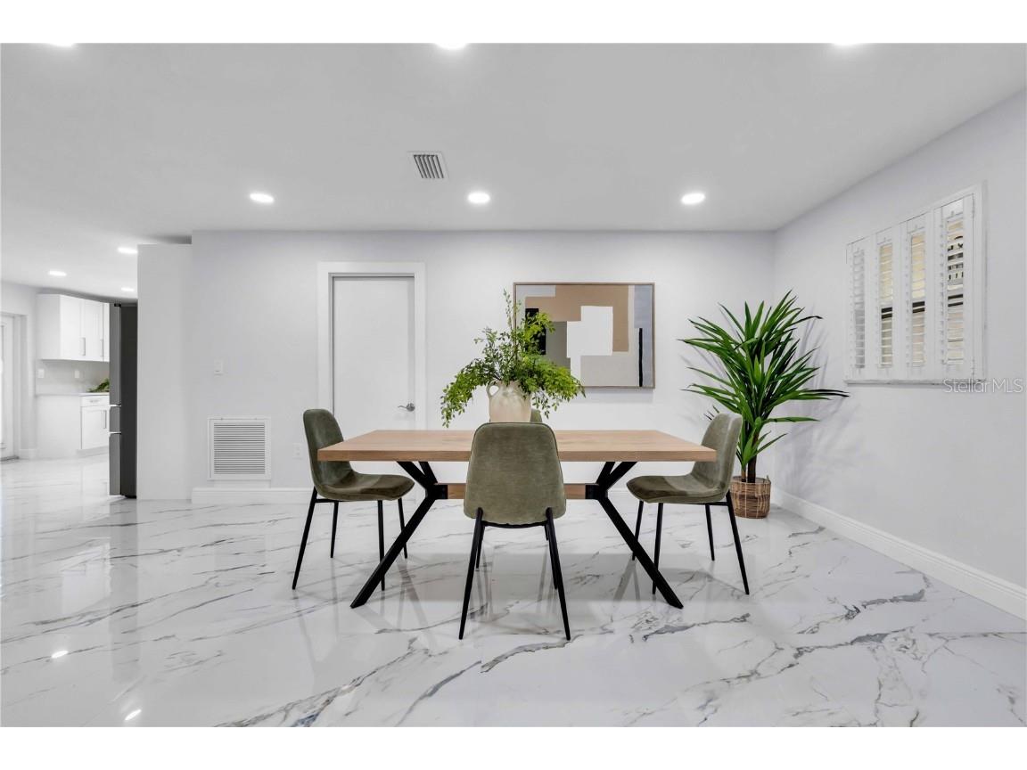 323 Freeport Avenue NE Saint Petersburg FL 33702 TB8441048 image9