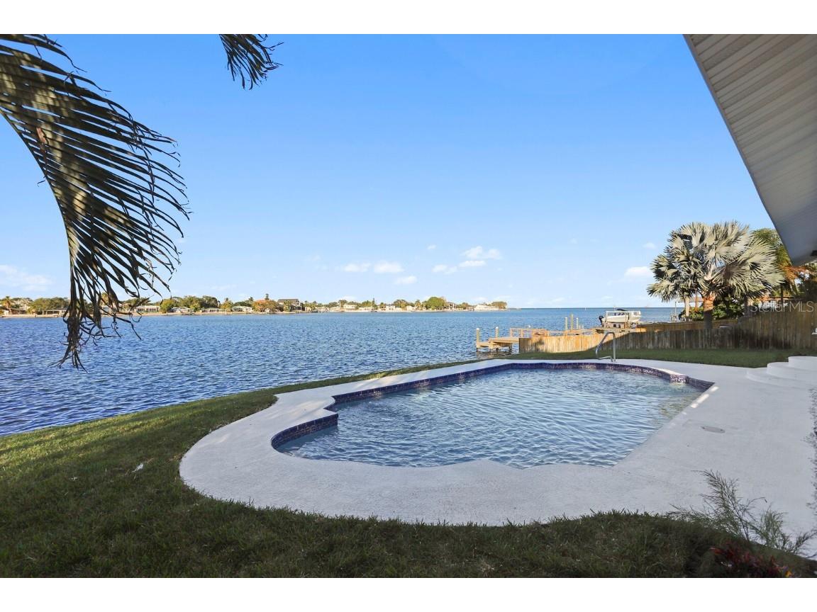 3234 Coquina Key Drive SE Saint Petersburg FL 33705 U8222369 image1