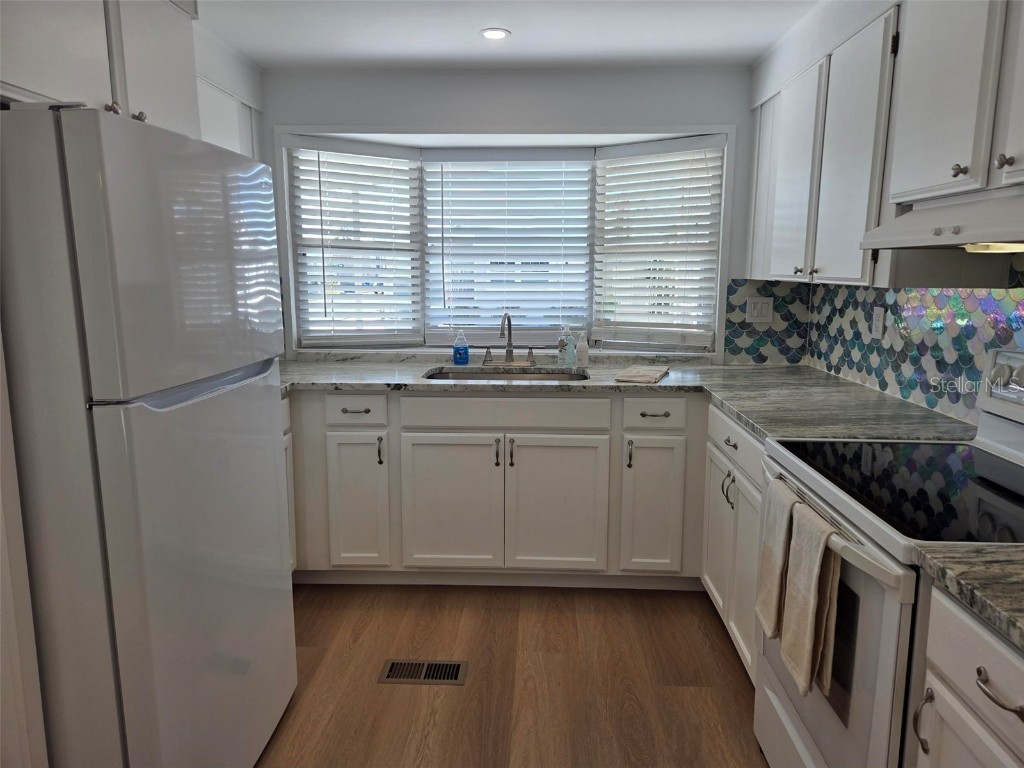 3235 Sweet Bay Terrace Sarasota FL 34237 A4669964 image18