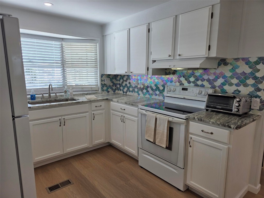 3235 Sweet Bay Terrace Sarasota FL 34237 A4669964 image19