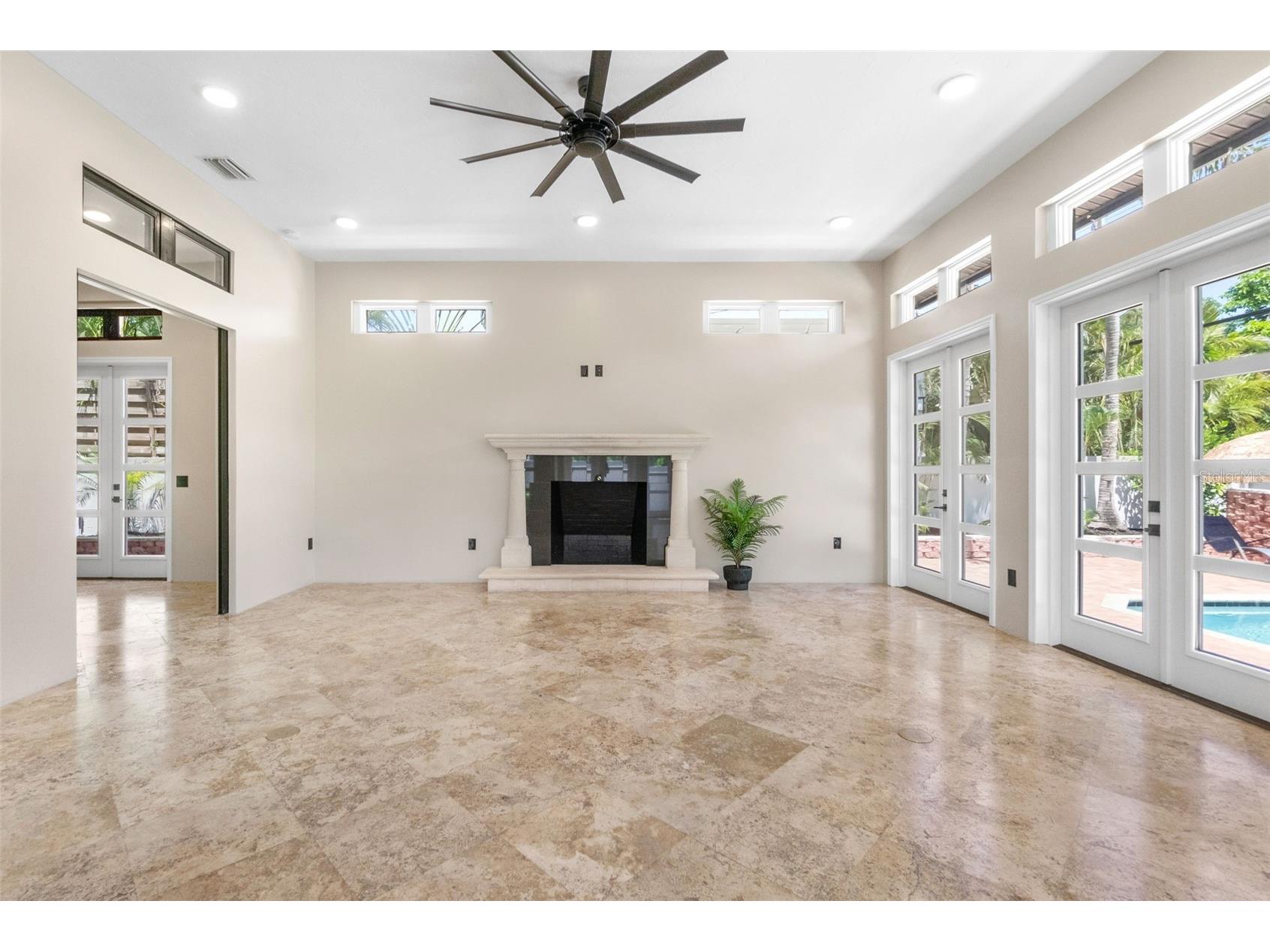 324 Siesta Drive Sarasota FL 34242 A4692790 image10