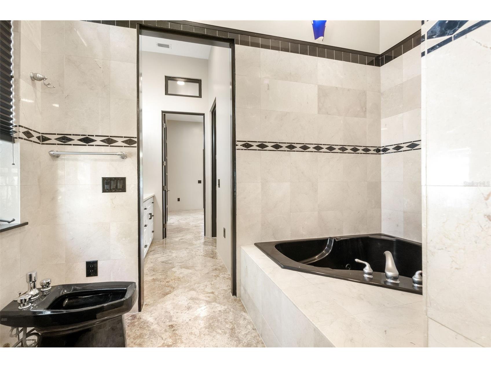 324 Siesta Drive Sarasota FL 34242 A4692790 image29