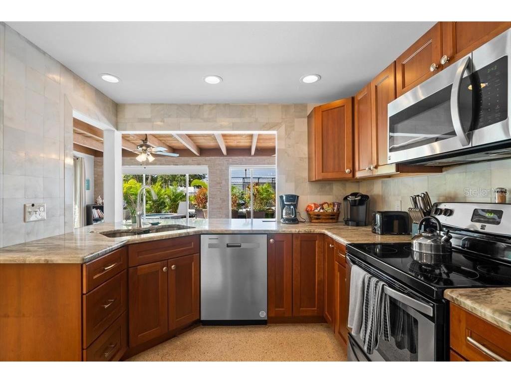 327 Avenida Milano Sarasota FL 34242 A4640458 image14