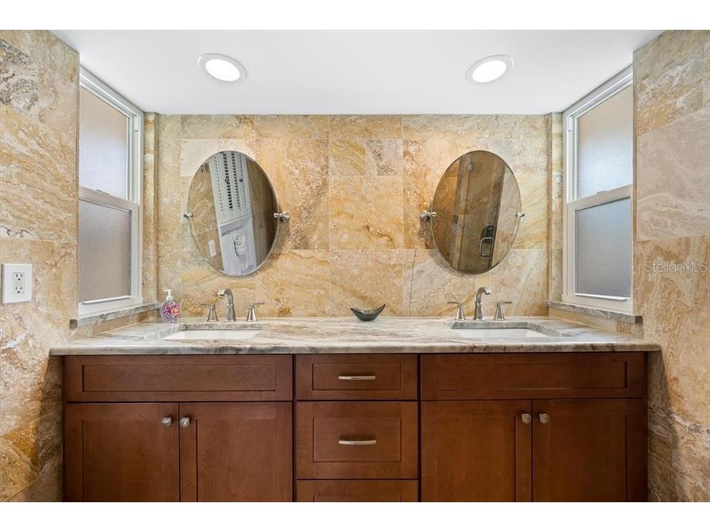 327 Avenida Milano Sarasota FL 34242 A4640458 image38