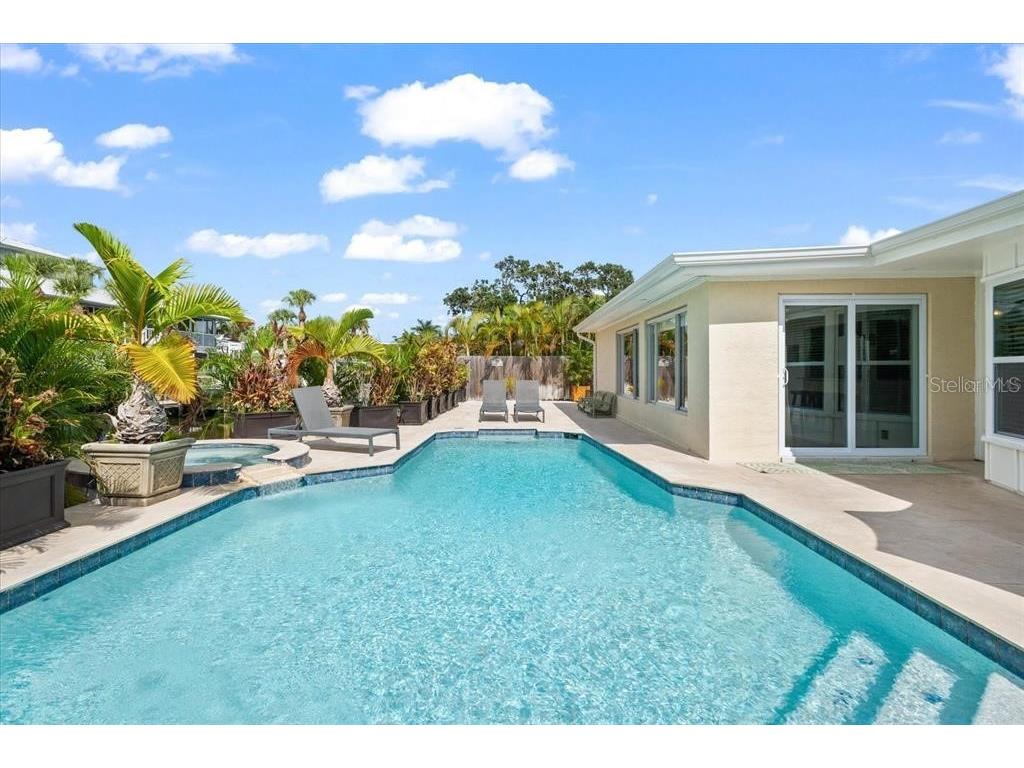 327 Avenida Milano Sarasota FL 34242 A4640458 image52