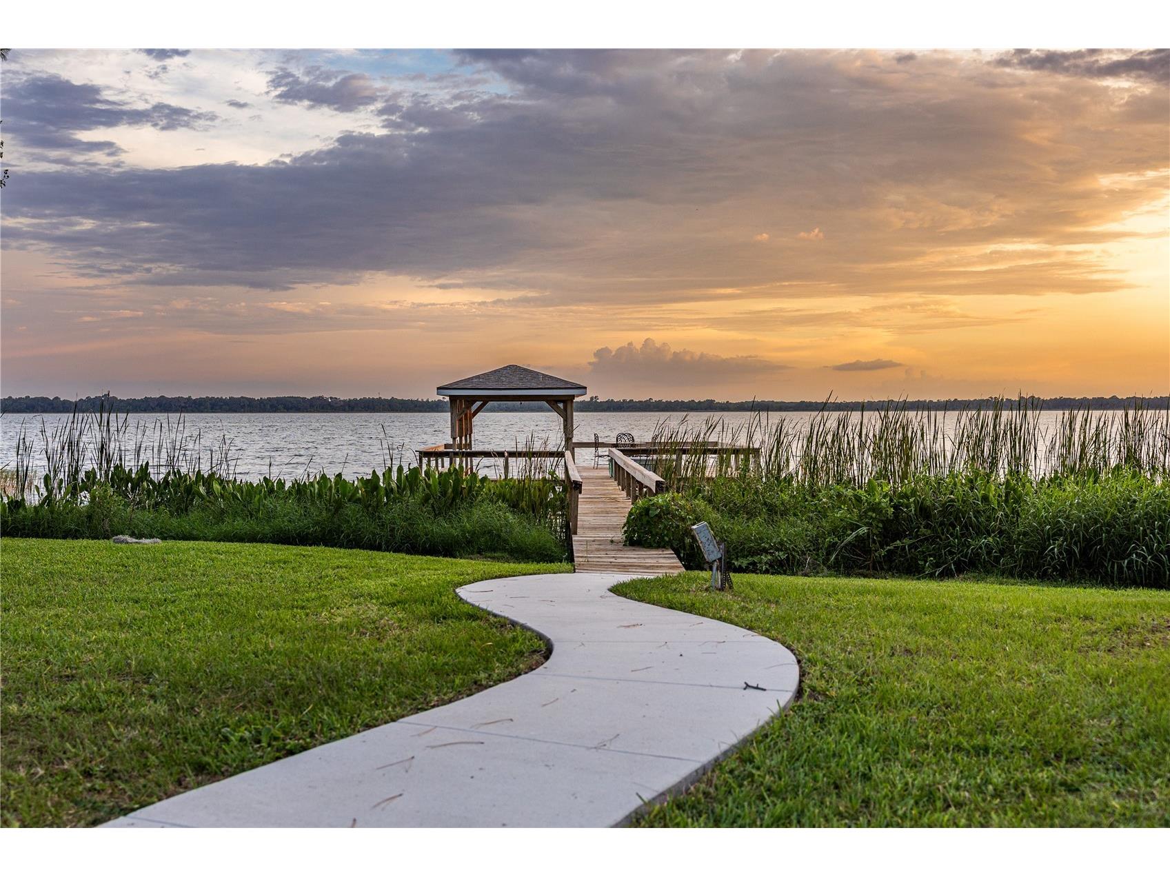 32834 Lakeshore Drive Tavares FL 32778 - LAKE DORA THE HARRIS CHAIN OF LAKES G5114617 image1
