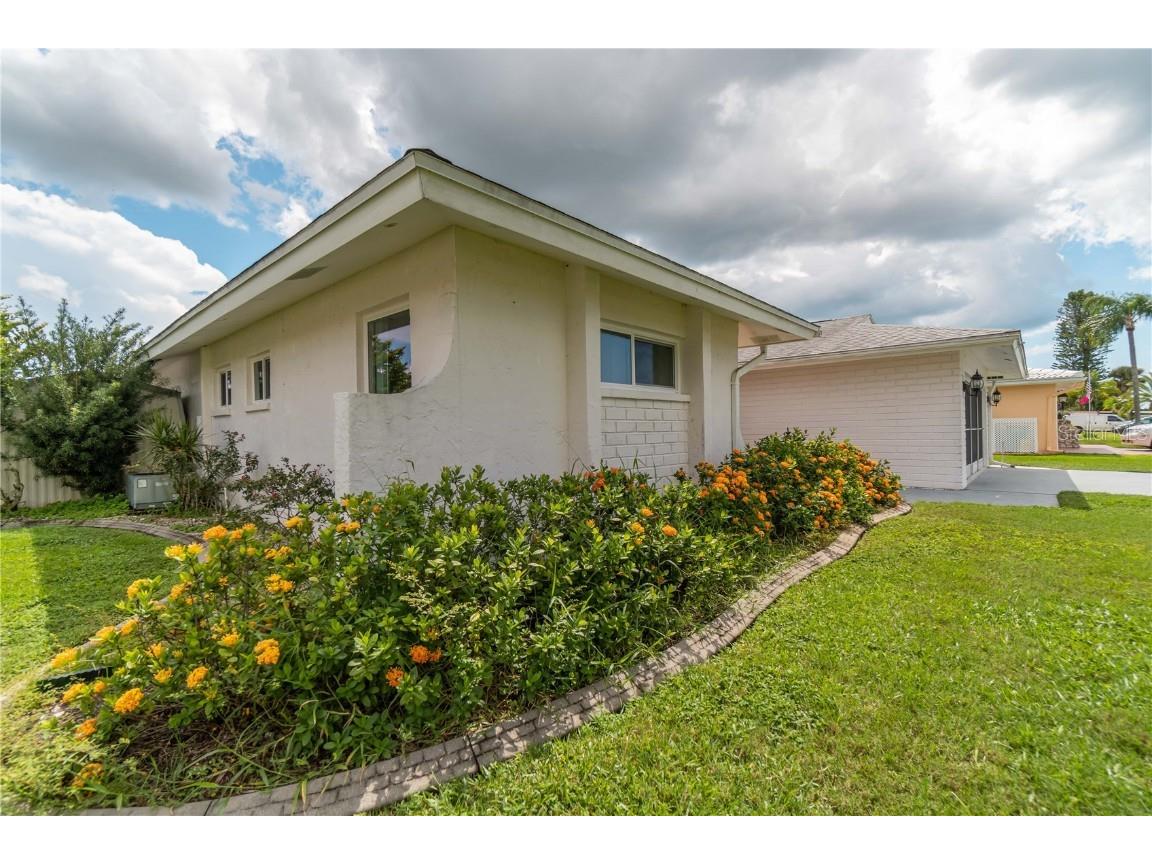 33 Caddy Road Rotonda West FL 33947 - OAKLAND HILLS CREEK A4672266 image2