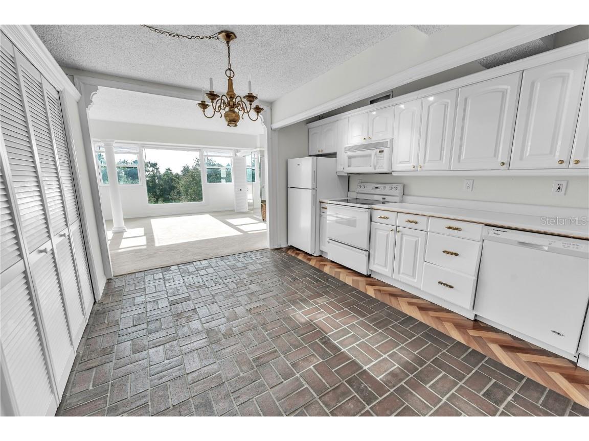 33 S Gulfstream Avenue #401 Sarasota FL 34236 A4674439 image10