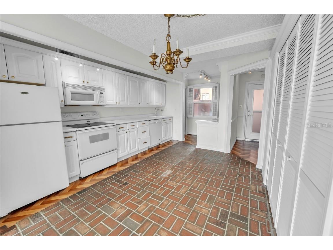 33 S Gulfstream Avenue #401 Sarasota FL 34236 A4674439 image12