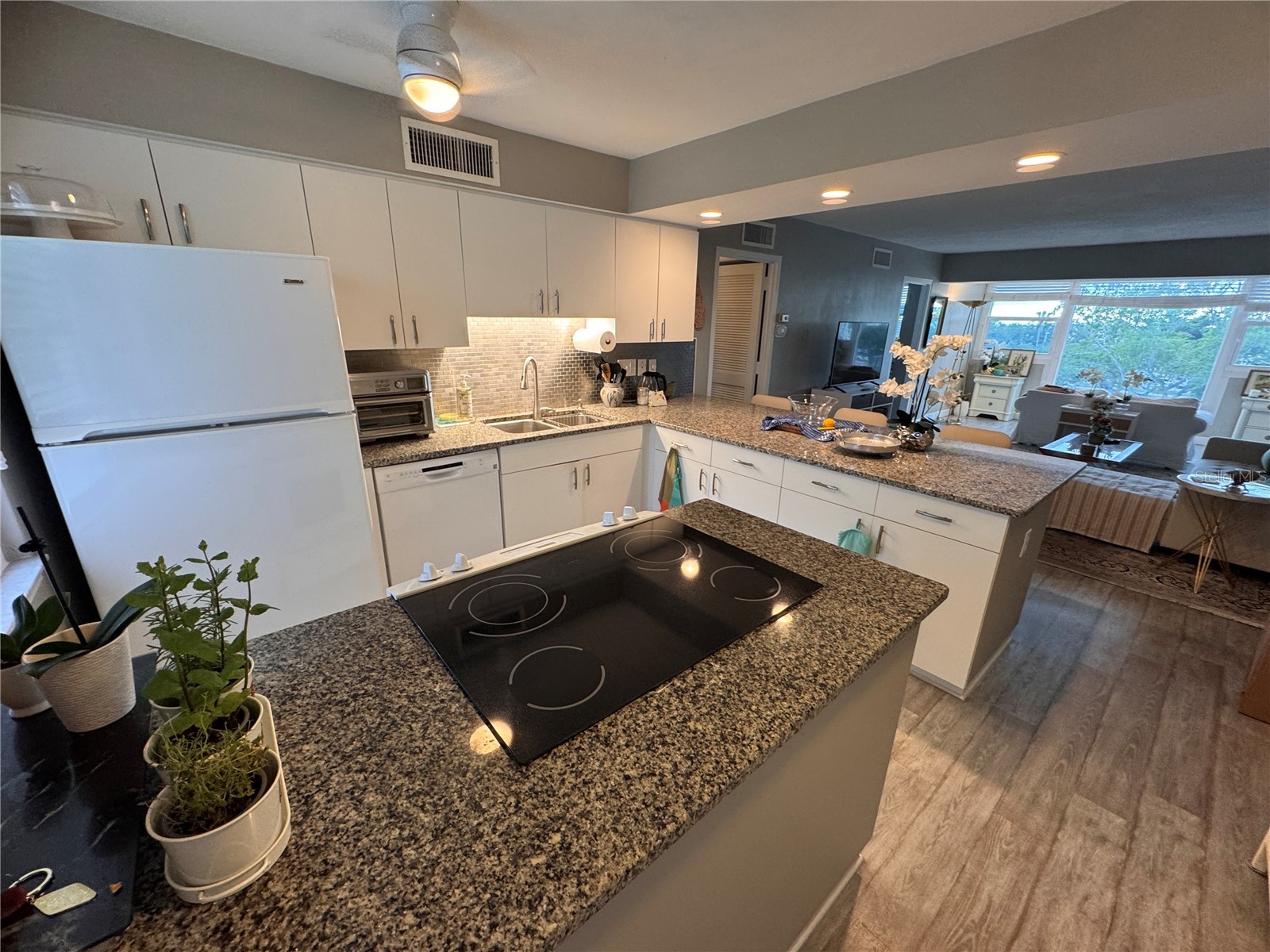 33 S Gulfstream Avenue #409 Sarasota FL 34236 A4692135 image3
