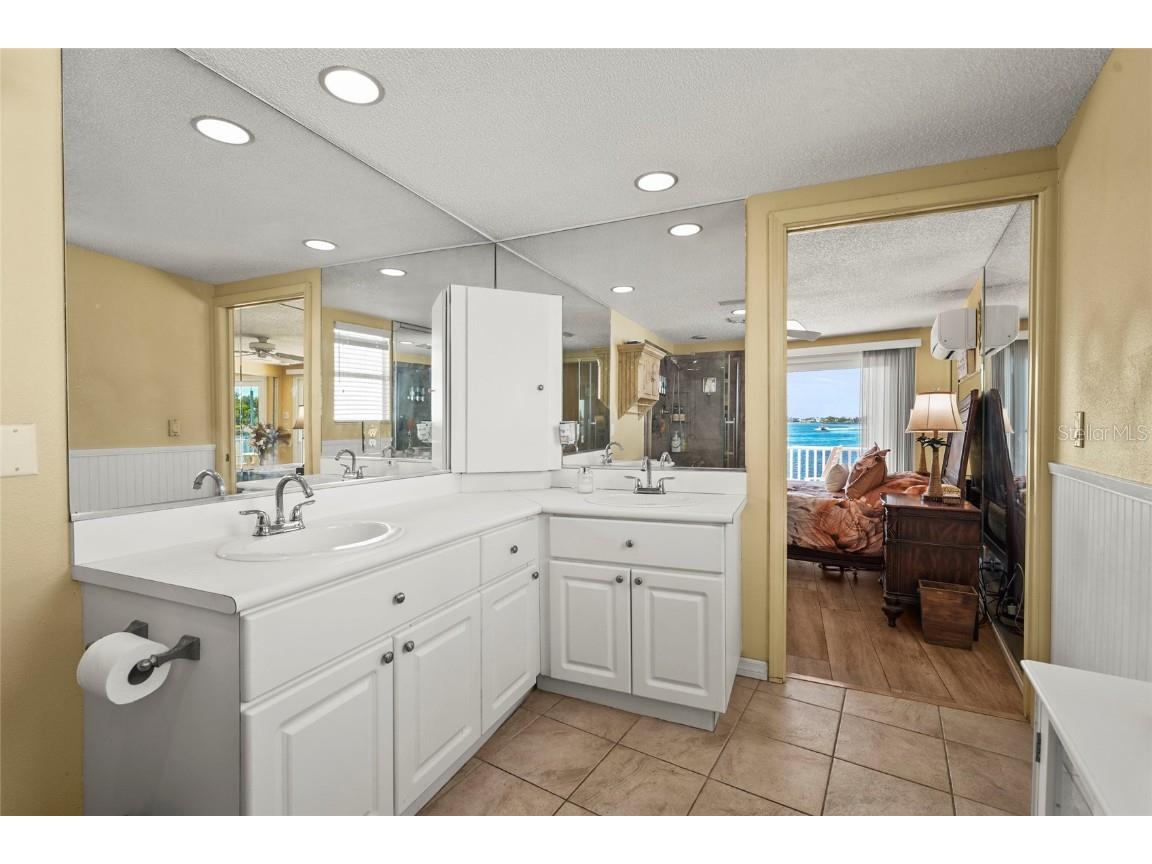 33 Starboard Drive Venice FL 34285 - ROBERTS BAY & INTRACOASTAL WW A4665399 image32