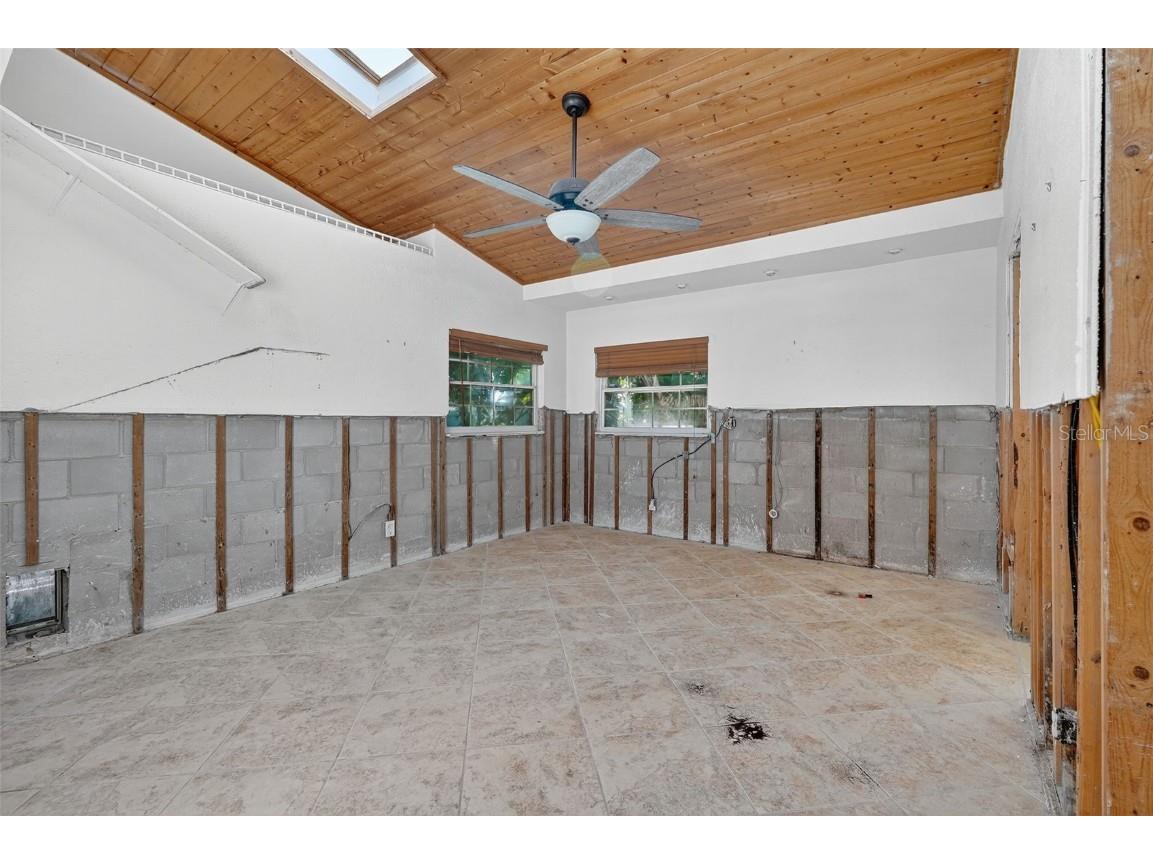 330 90th Avenue NE Saint Petersburg FL 33702 TB8423271 image19