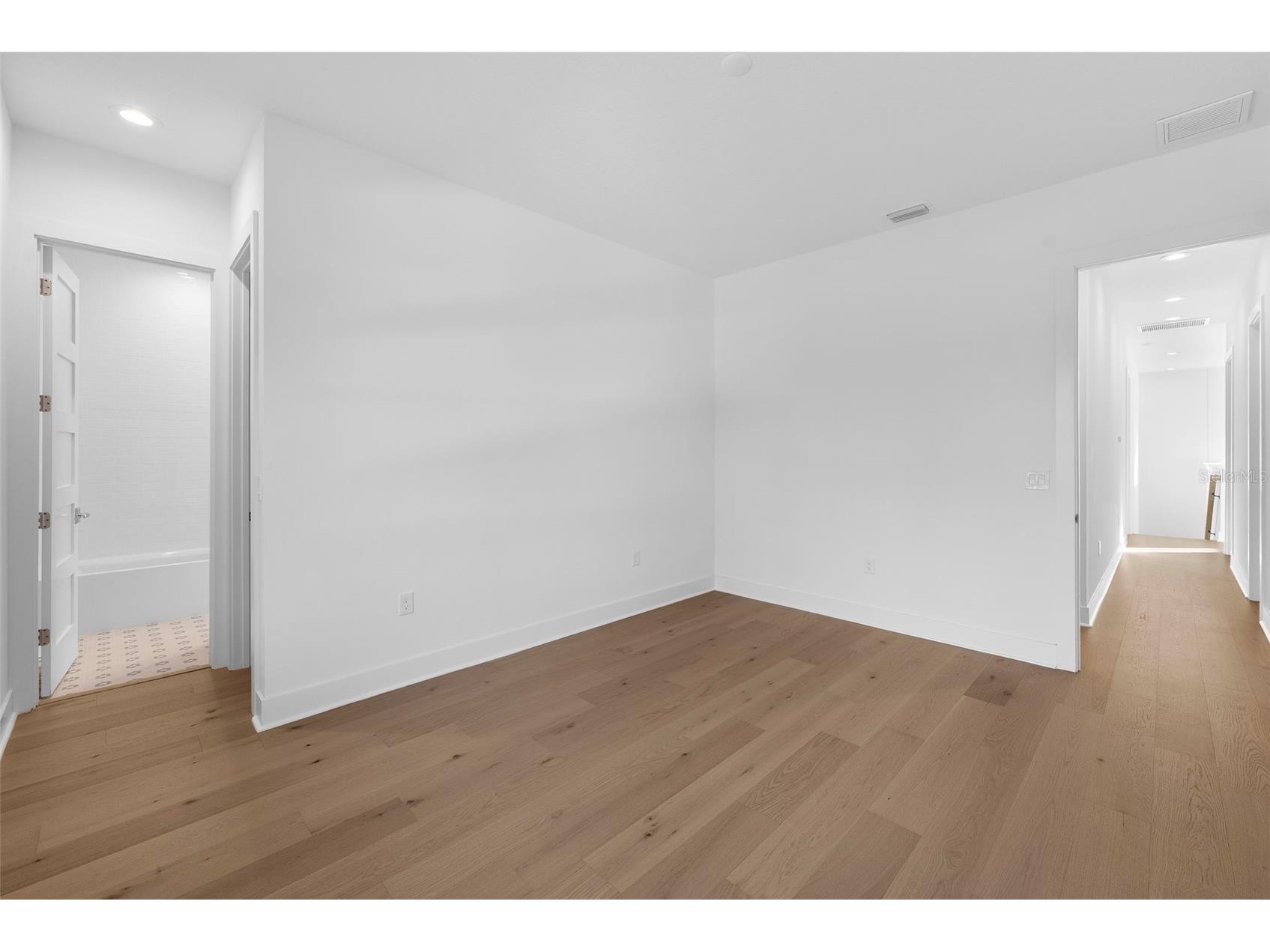 3301 W Iowa Tampa FL 33611 TB8460844 image34