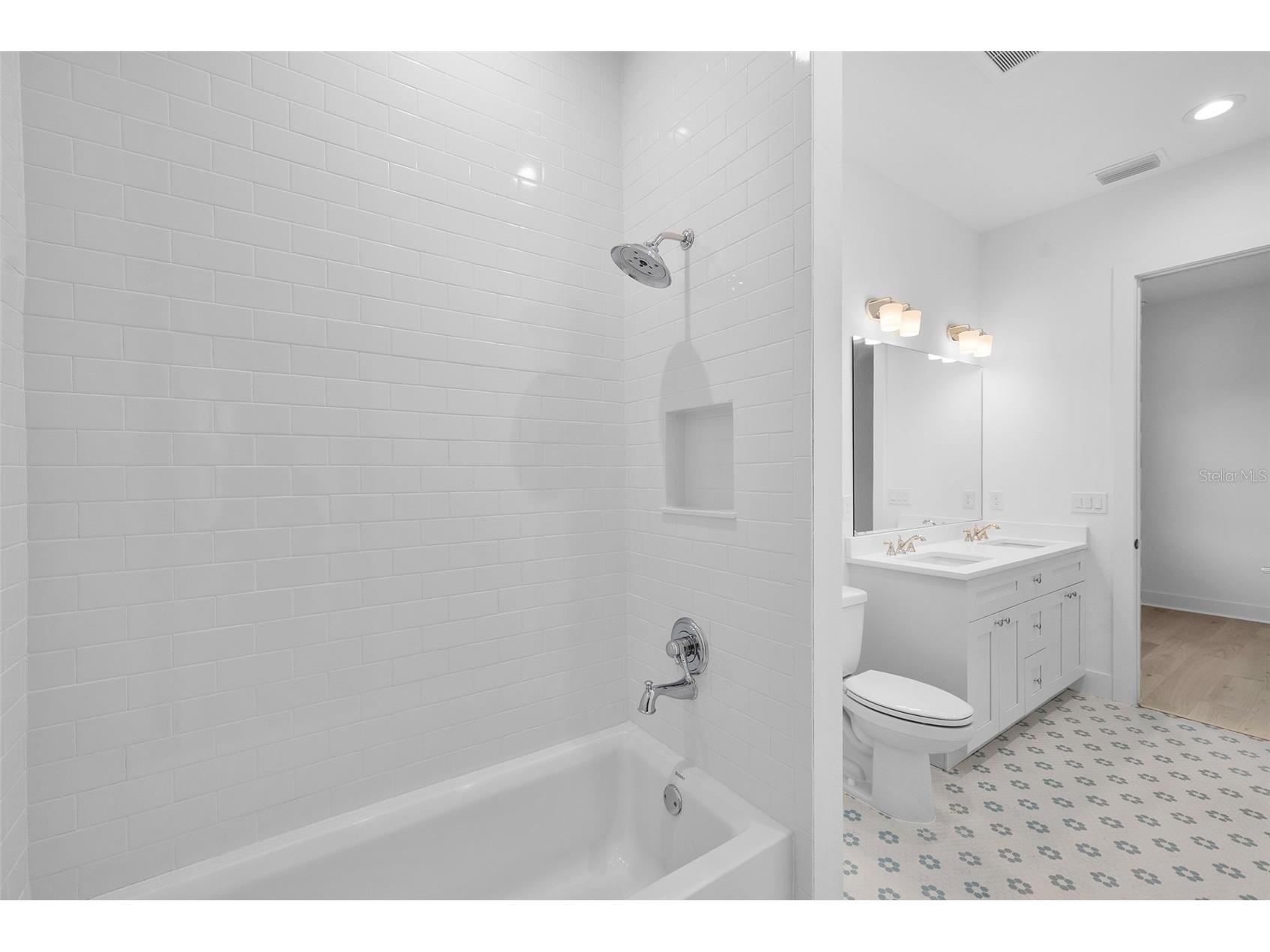 3301 W Iowa Tampa FL 33611 TB8460844 image35