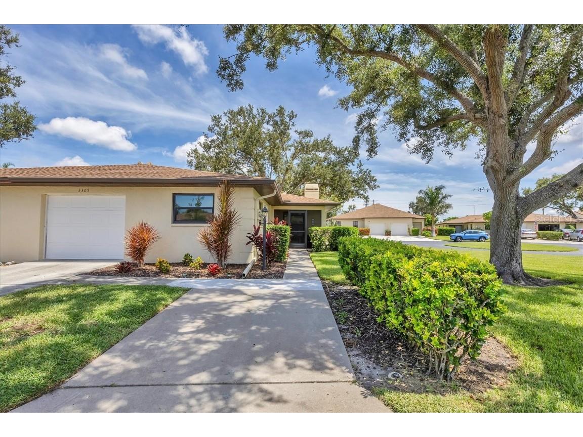 3305 Vivienda Boulevard Bradenton FL 34207 D6142819 image8