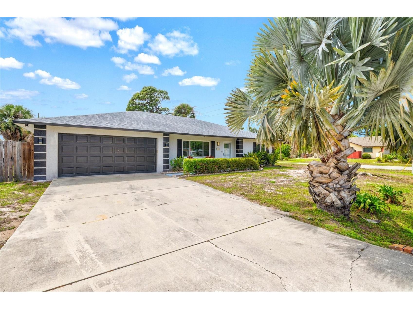 3310 Siesta Drive Venice FL 34293 A4686880 image1