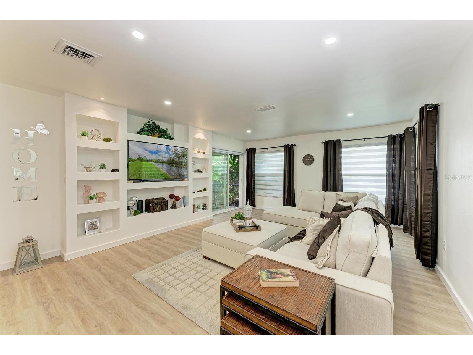 3316 Vivienda Boulevard Bradenton FL 34207 A4685946 image3