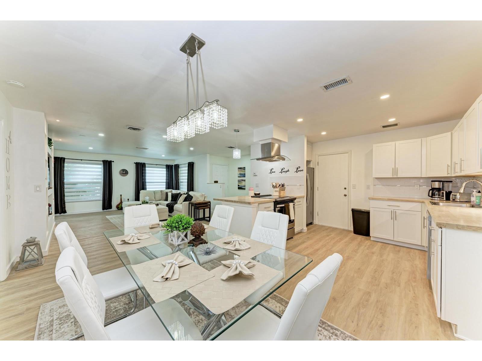 3316 Vivienda Boulevard Bradenton FL 34207 A4685946 image8