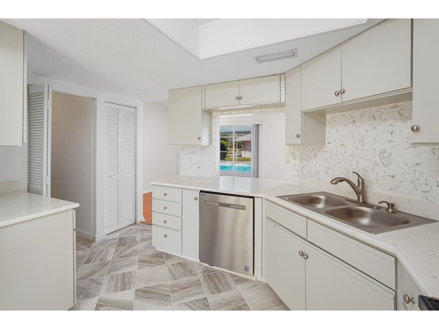 3323 Meadow Run Circle Venice FL 34293 TB8487634 image17