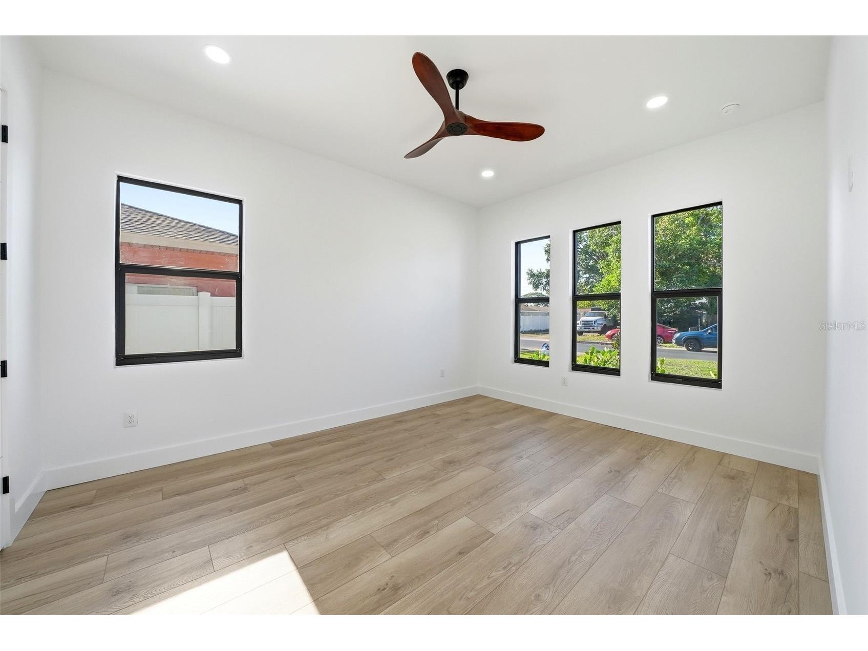 3325 55 Avenue N Saint Petersburg FL 33714 TB8501112 image37