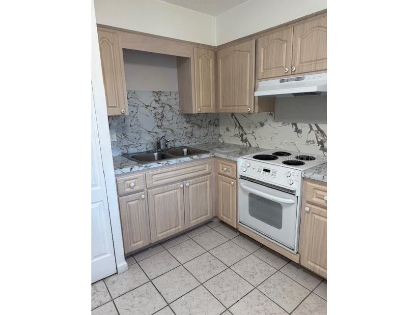 3325 Bee Ridge Road #4A Sarasota FL 34239 A4686410 image2