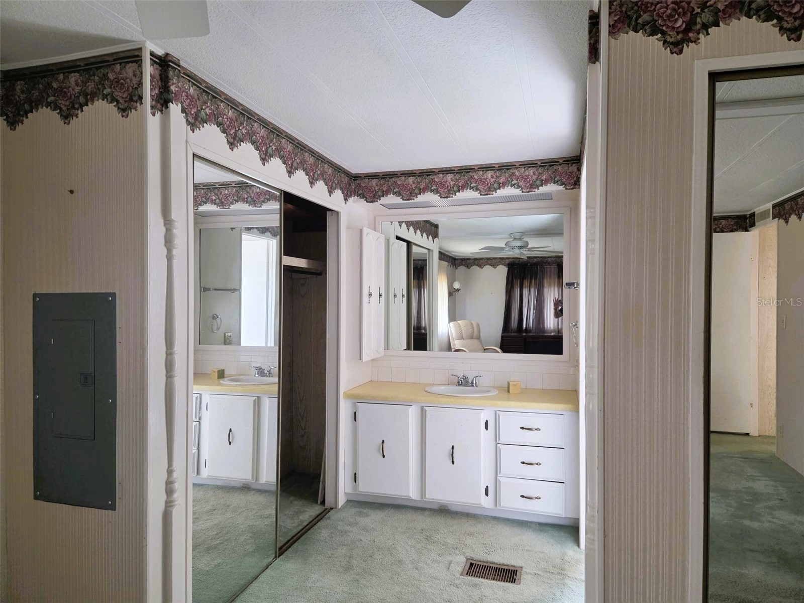 3329 Oakwood Boulevard S Sarasota FL 34237 A4696381 image16