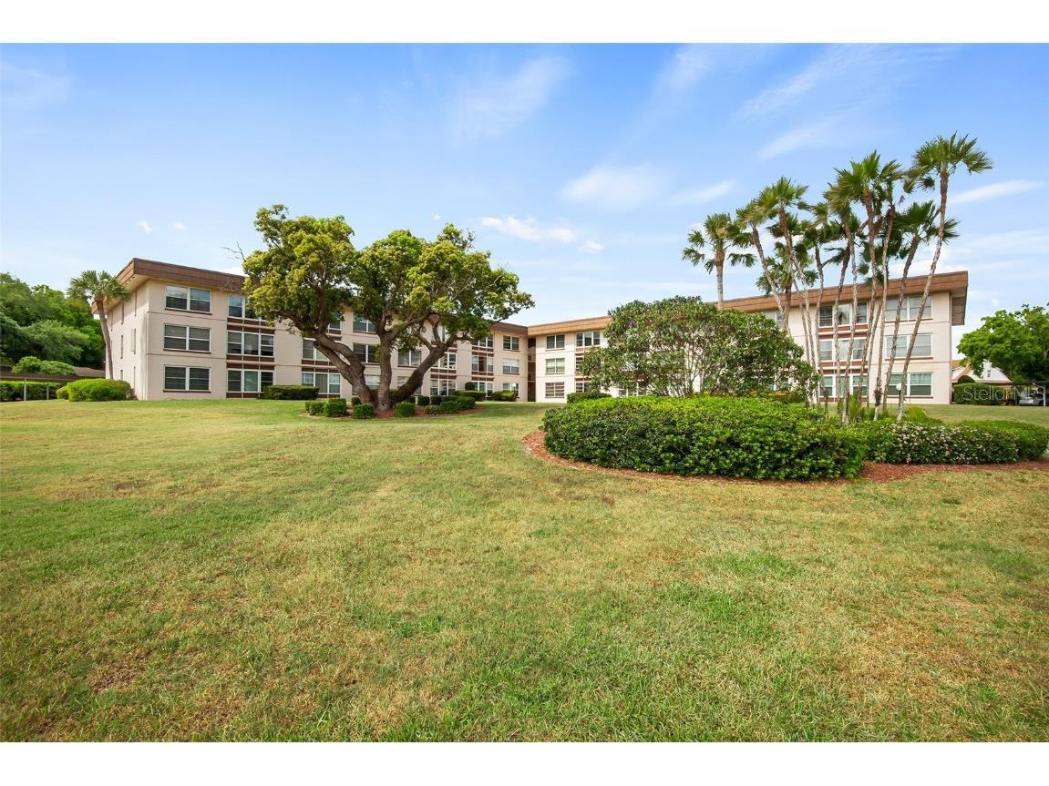 333 Lake Howard Drive NW #104B Winter Haven FL 33880 - LAKE HOWARD U8135457 image1