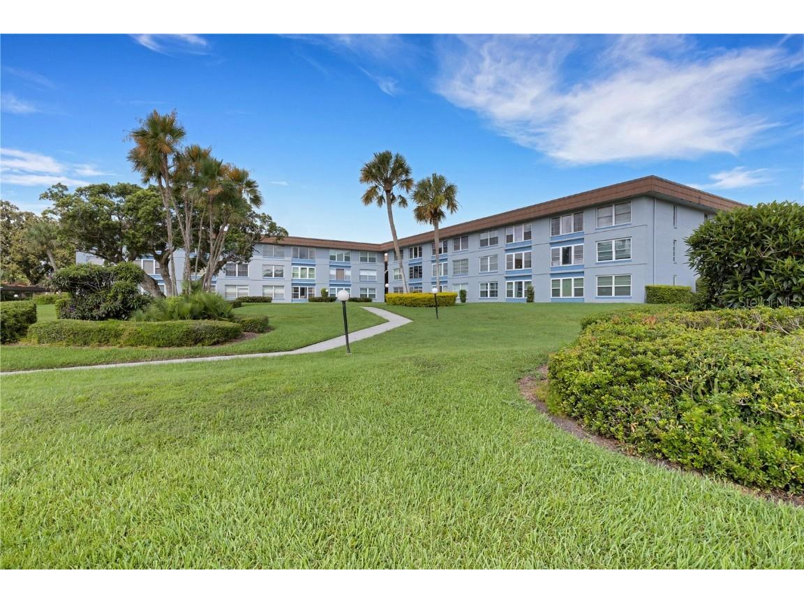 333 Lake Howard Drive NW #304D Winter Haven FL 33880 L4938413 image1