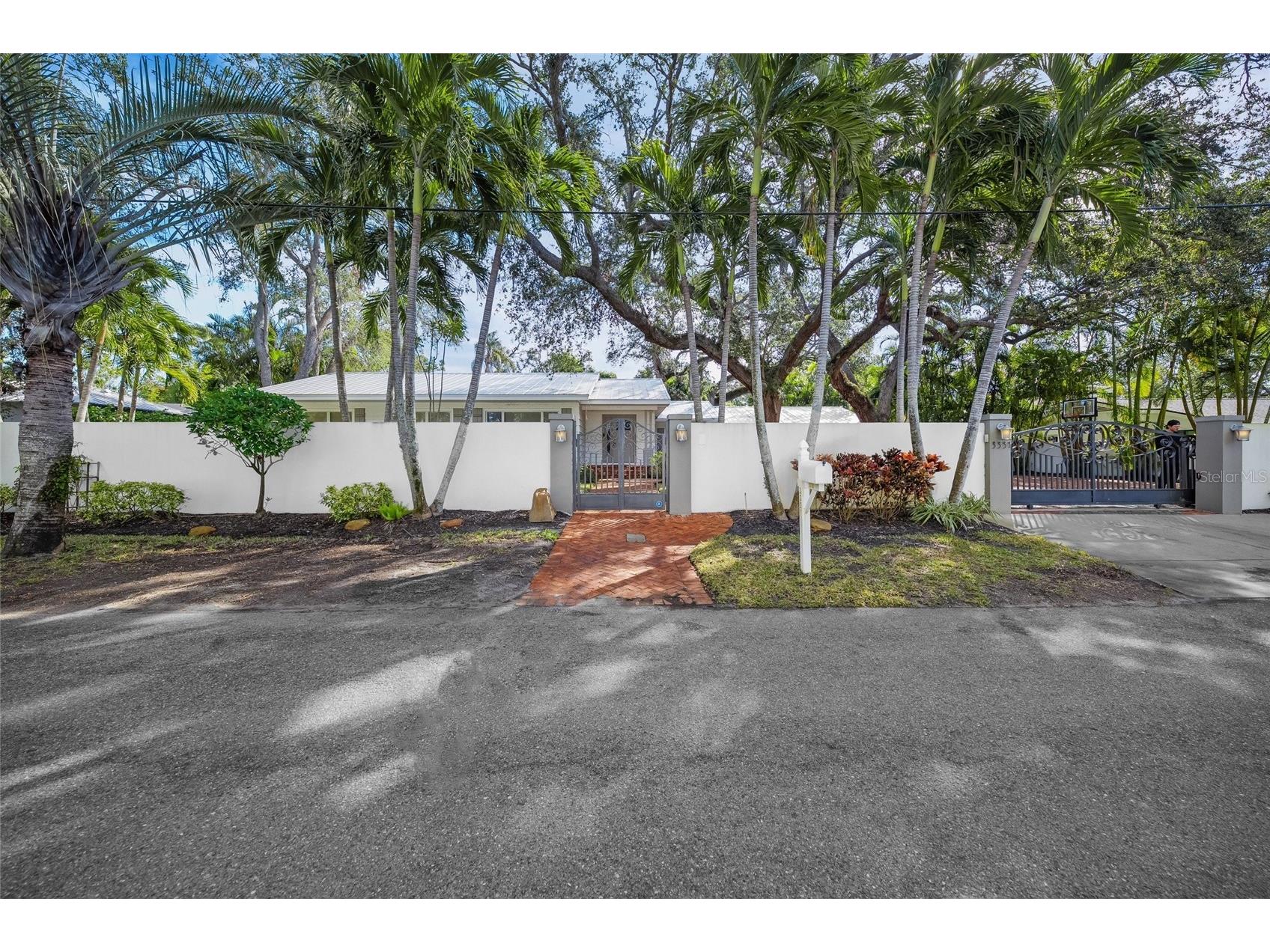 3331 Old Oak Drive Sarasota FL 34239 A4675449 image1