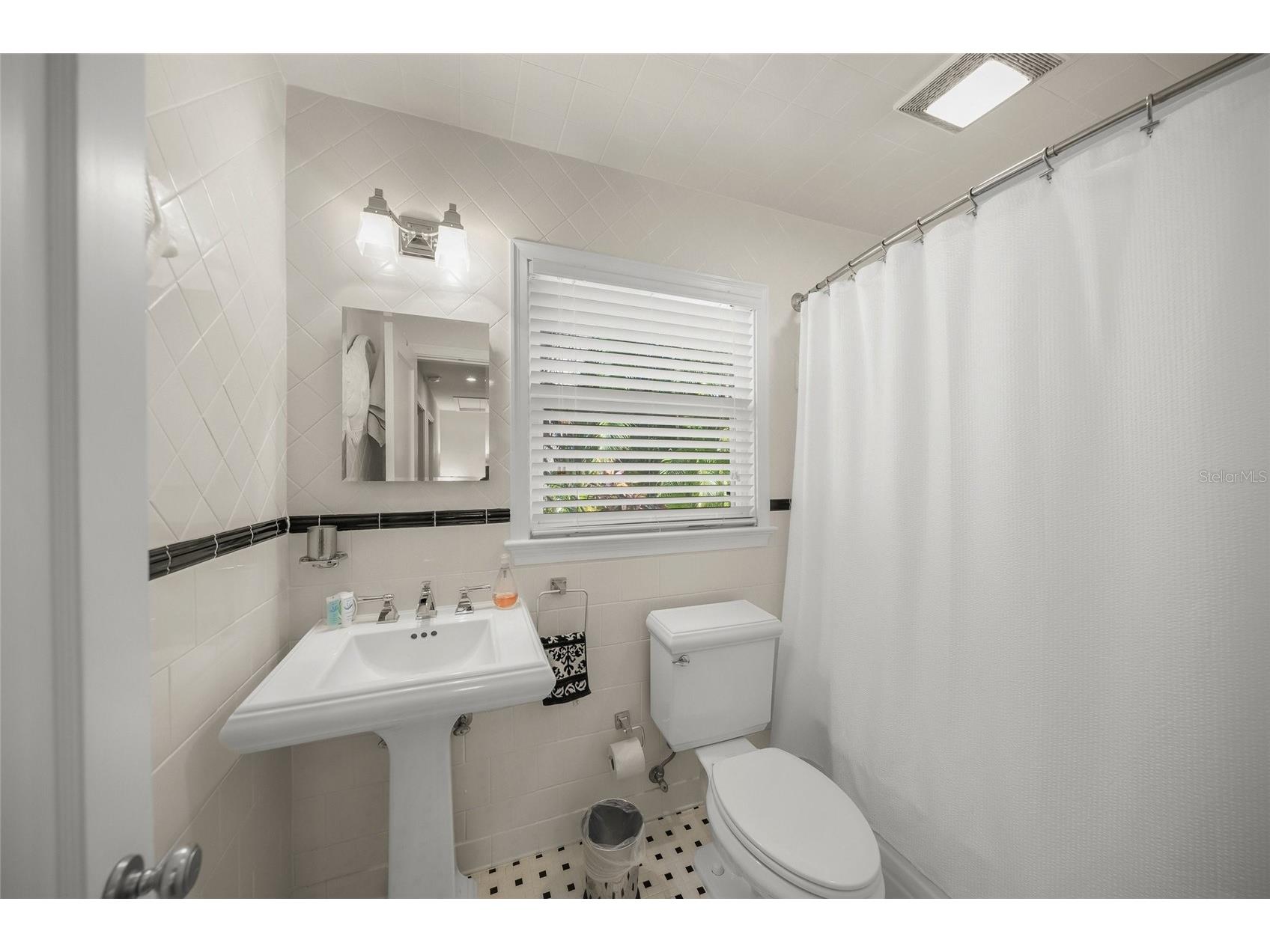 3331 Old Oak Drive Sarasota FL 34239 A4675449 image29