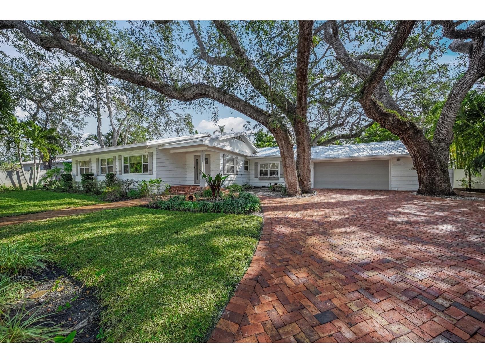 3331 Old Oak Drive Sarasota FL 34239 A4675449 image5