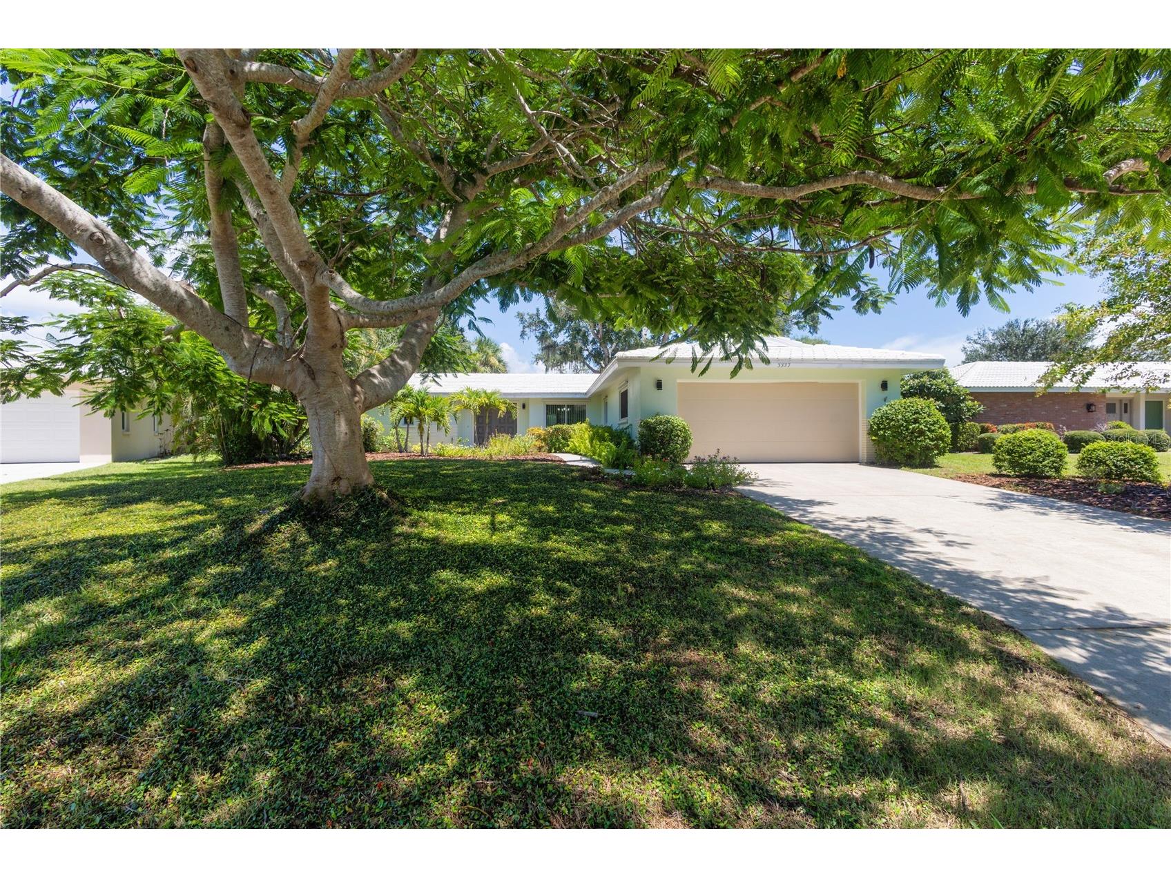 3337 Spring Mill Circle Sarasota FL 34239 A4660789 image1