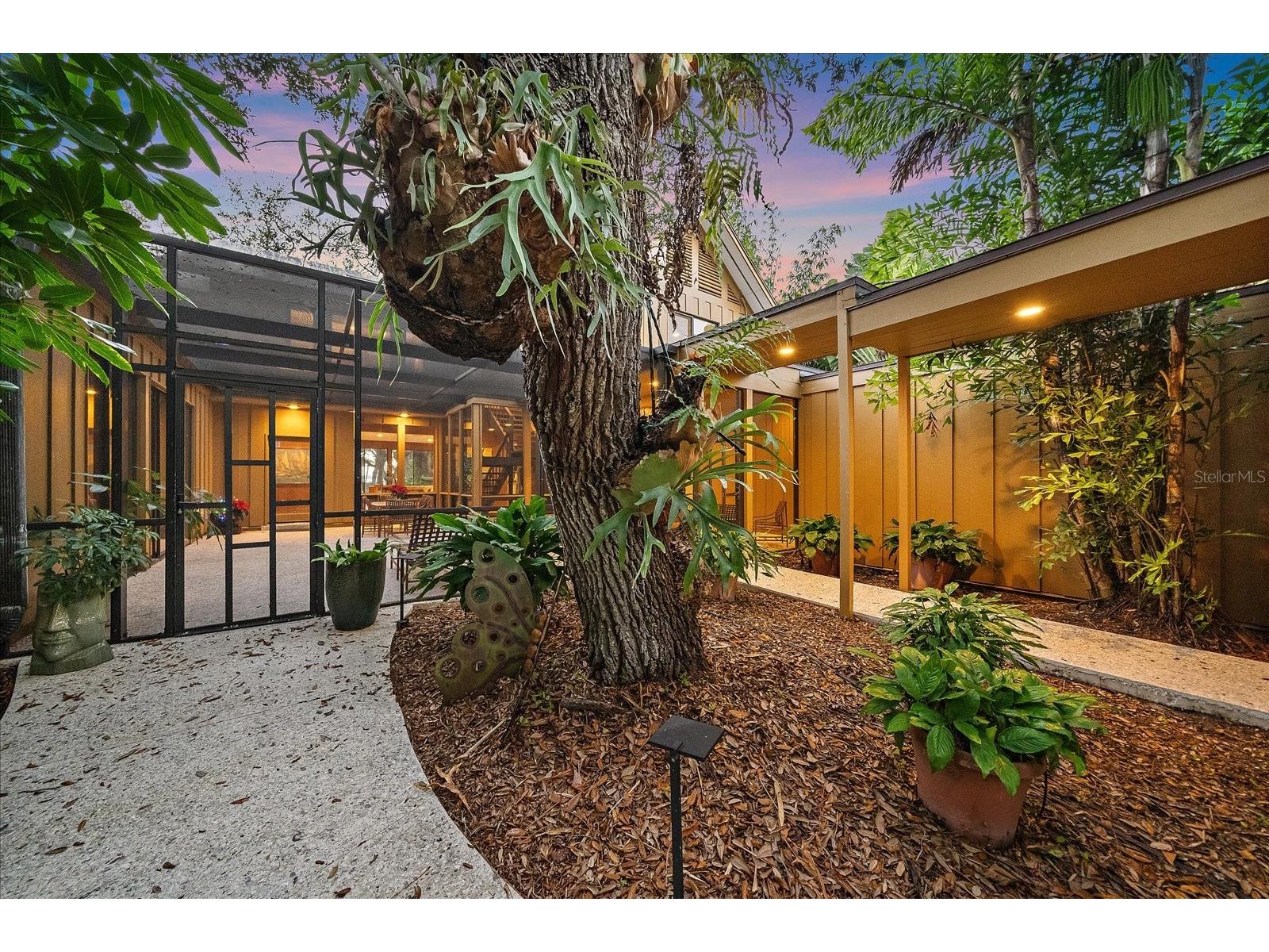 3348 Old Oak Drive Sarasota FL 34239 A4675245 image1