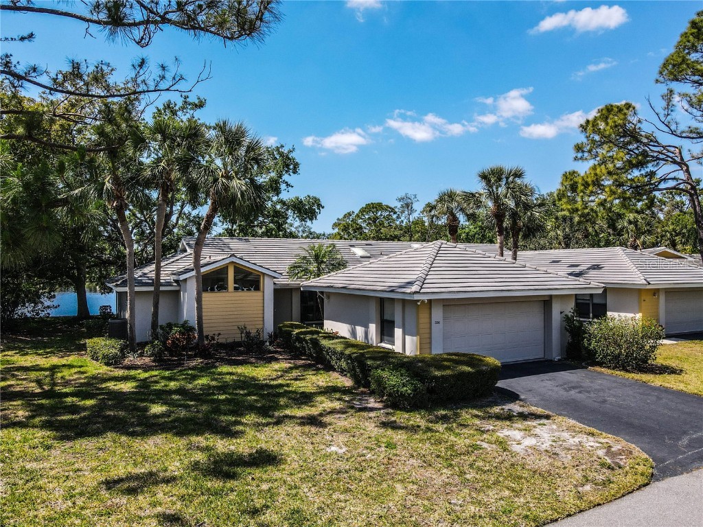 336 Pembroke Lane S #220 Venice FL 34293 N6125932 image1