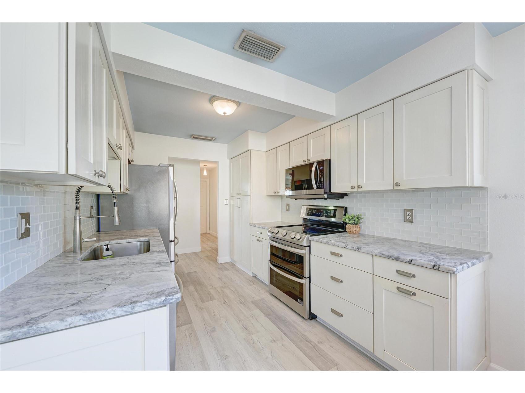 3368 Sheffield Circle Sarasota FL 34239 A4679367 image16