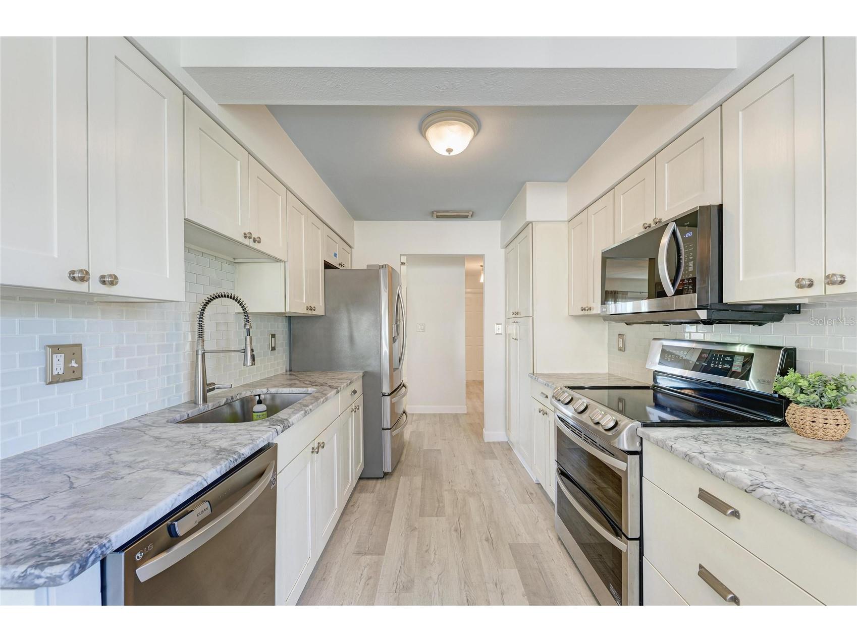 3368 Sheffield Circle Sarasota FL 34239 A4679367 image17