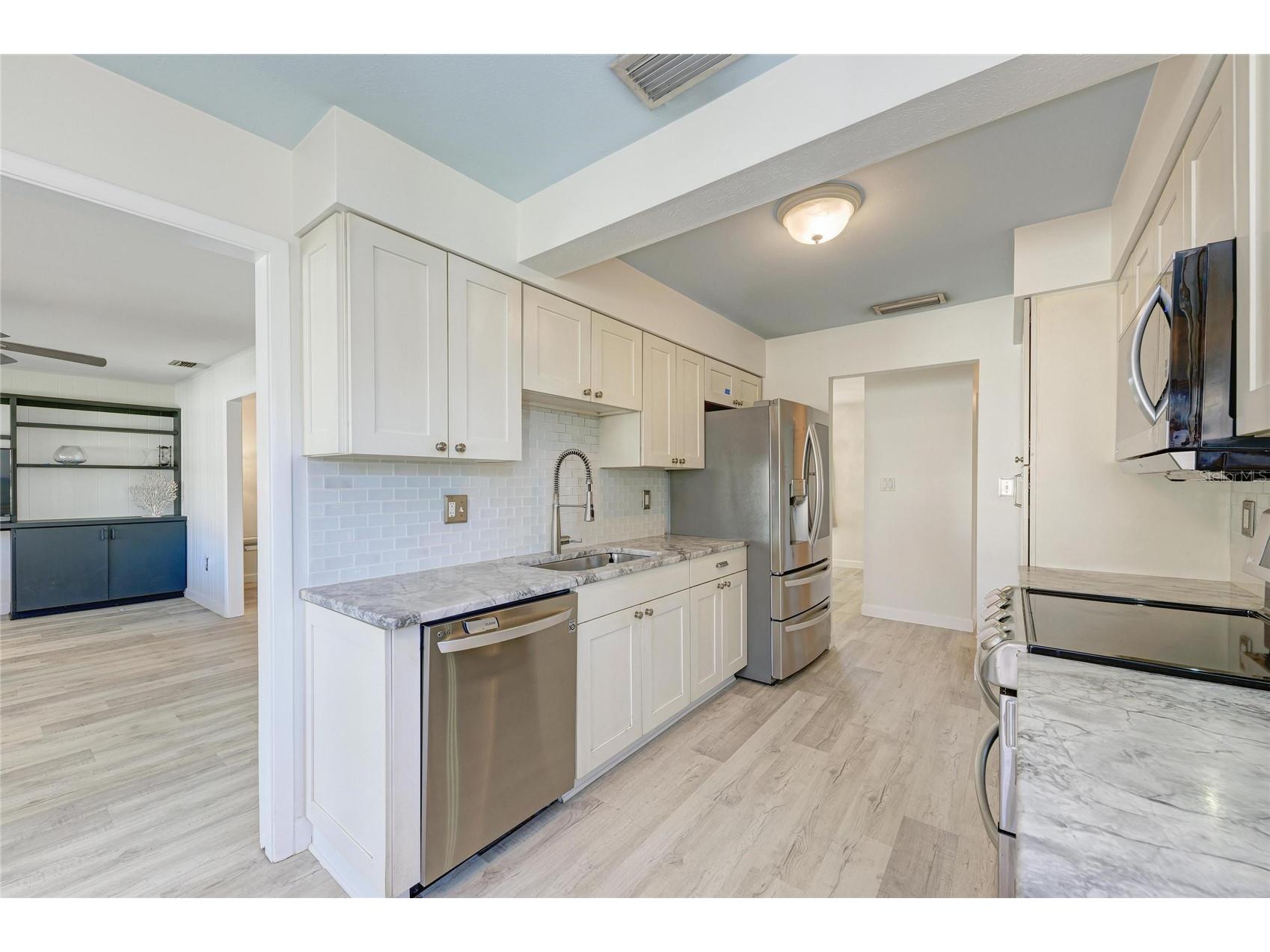 3368 Sheffield Circle Sarasota FL 34239 A4679367 image18