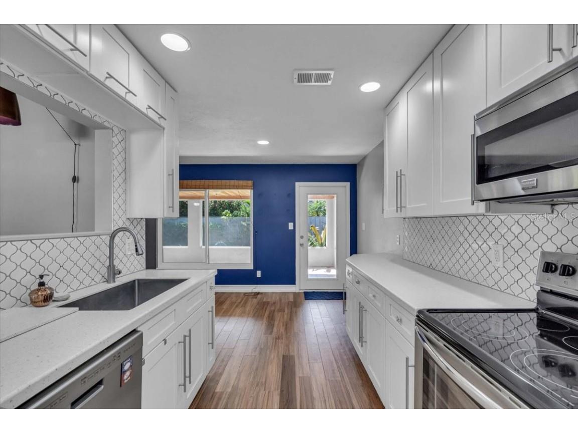 3374 Bougainvillea Street Sarasota FL 34239 A4671588 image10