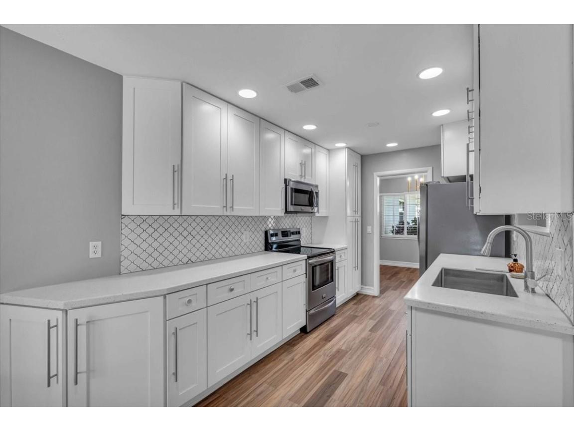 3374 Bougainvillea Street Sarasota FL 34239 A4671588 image8