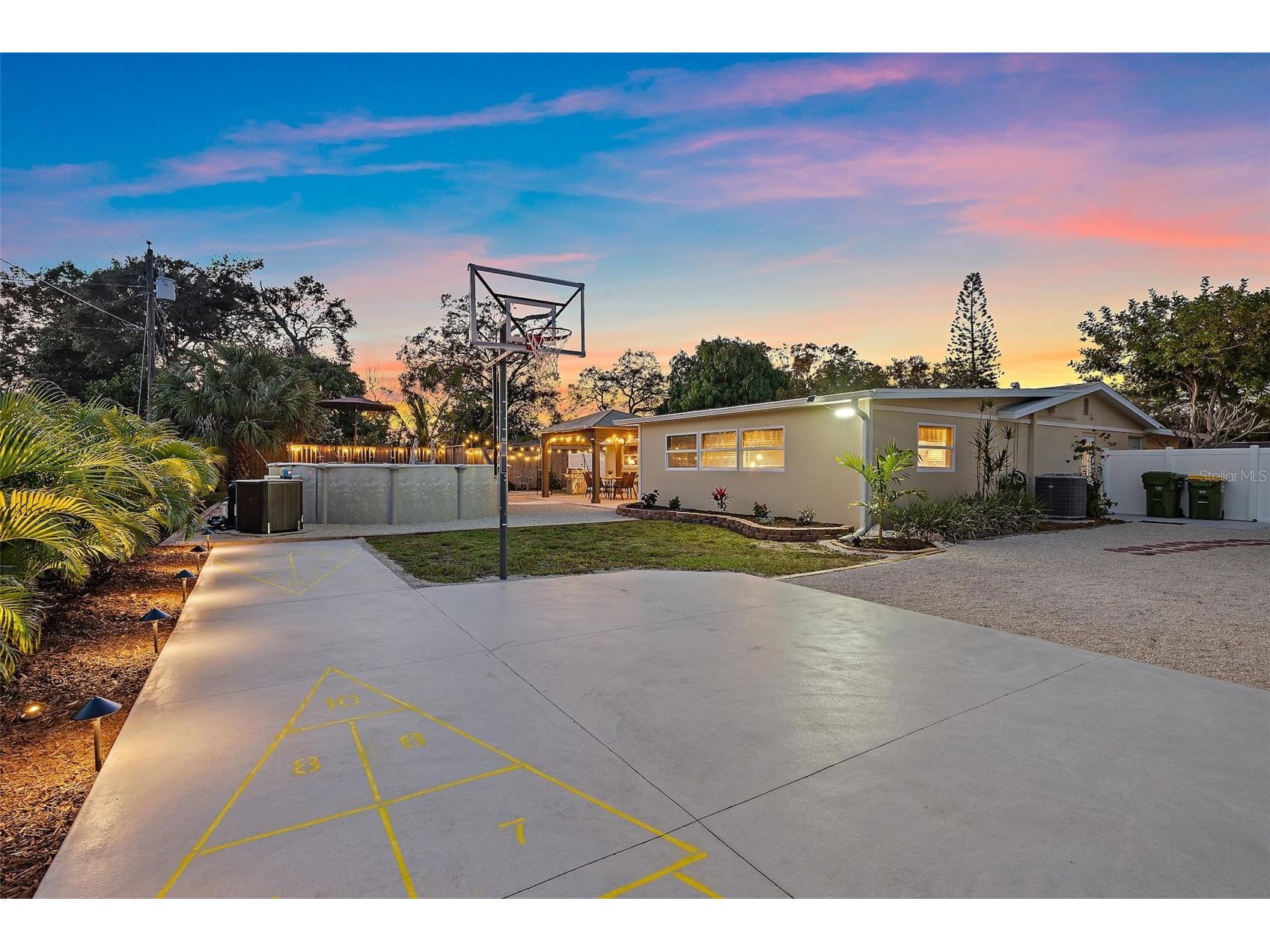 3376 7th Street Sarasota FL 34237 A4699328 image2
