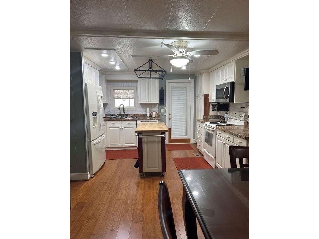 34323 Island Drive Leesburg FL 34788 - LAKE EUSTIS- CHAIN OF LAKES G5087588 image5