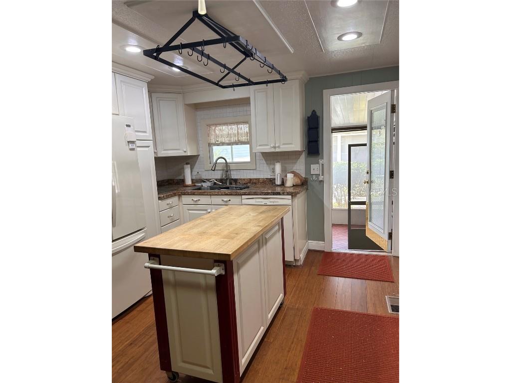 34323 Island Drive Leesburg FL 34788 - LAKE EUSTIS- CHAIN OF LAKES G5087588 image6