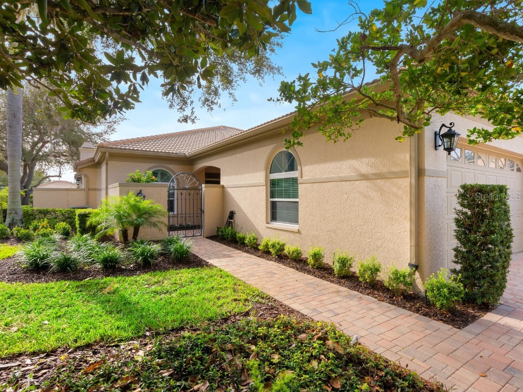 3436 Hadfield Greene #18 Sarasota FL 34235 A4594723 image1