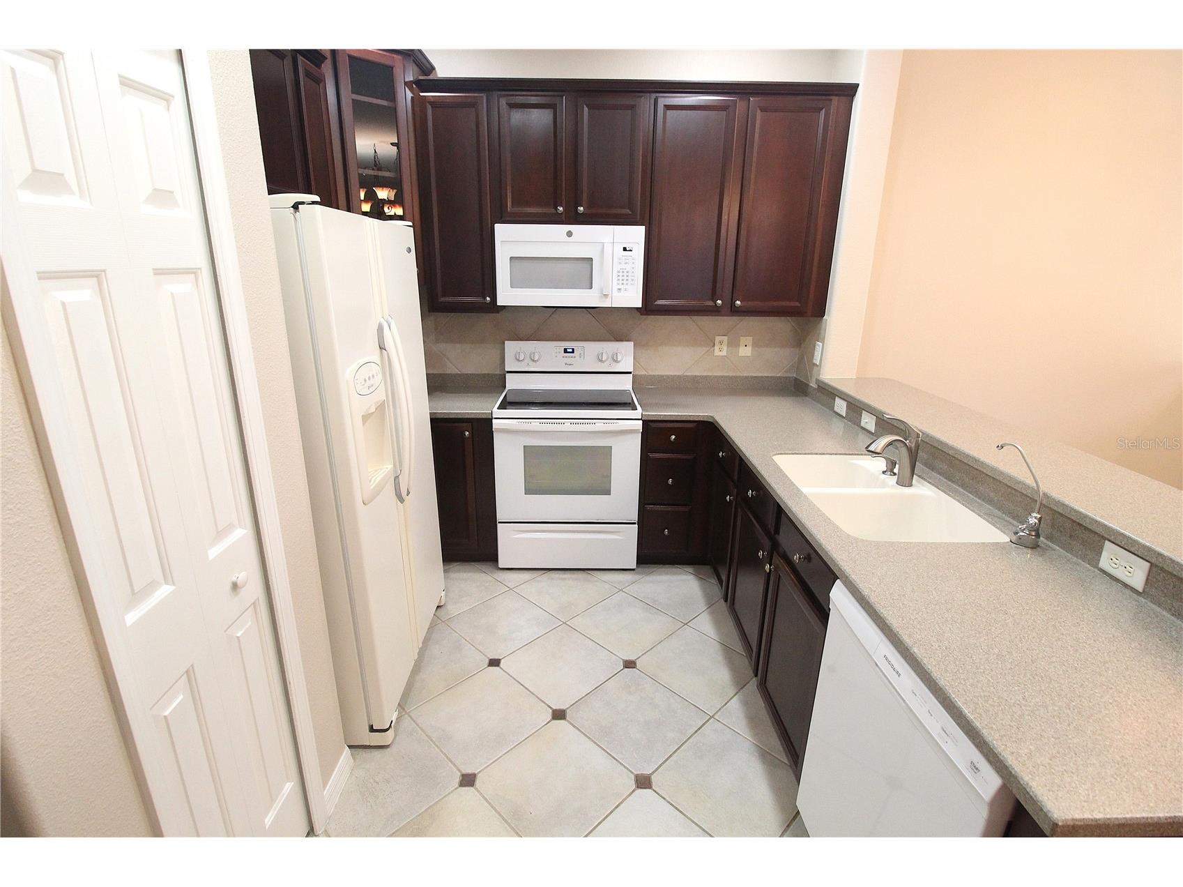 3474 Parkridge Circle #32-203 Sarasota FL 34243 A4695948 image4