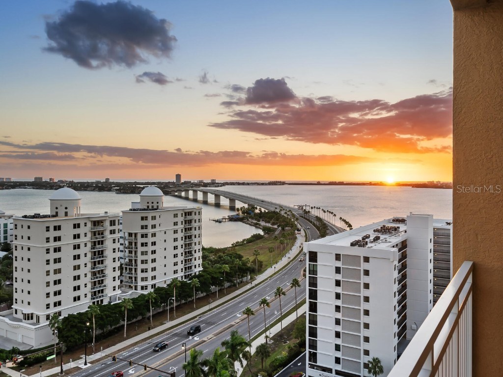 35 Watergate Drive #1502 Sarasota FL 34236 - SARASOTA BAY A4588114 image1