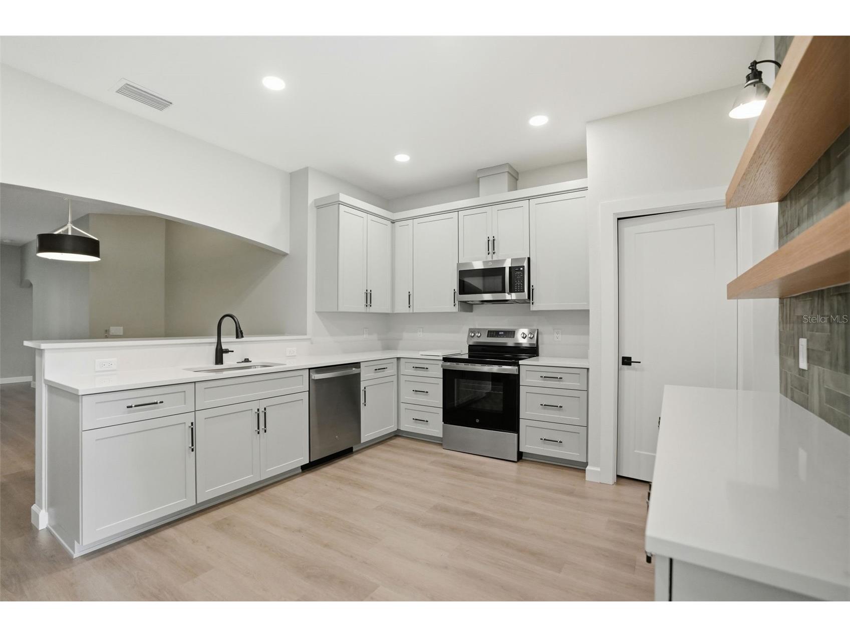 352 Garfield Avenue Masaryktown FL 34604 W7886450 image18