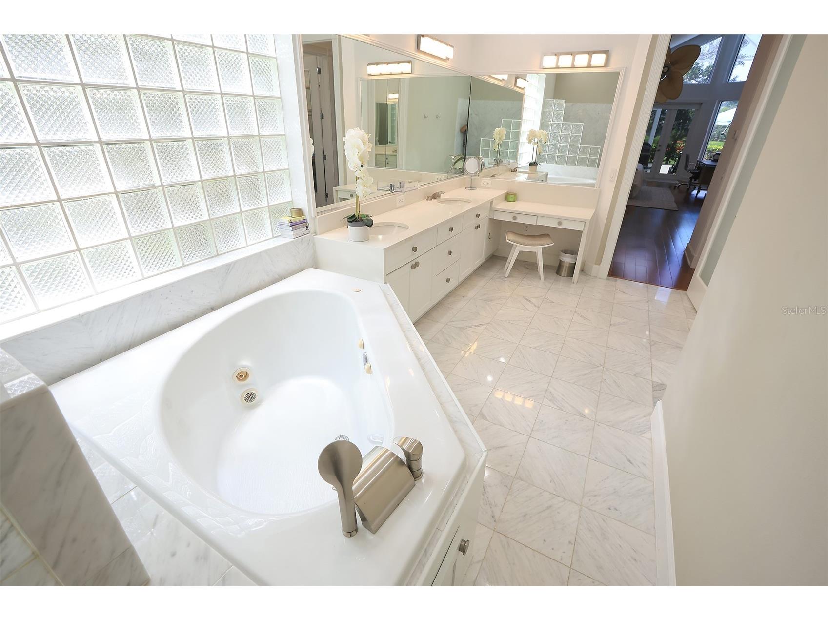 3527 Fair Oaks Lane Longboat Key FL 34228 A4694532 image27