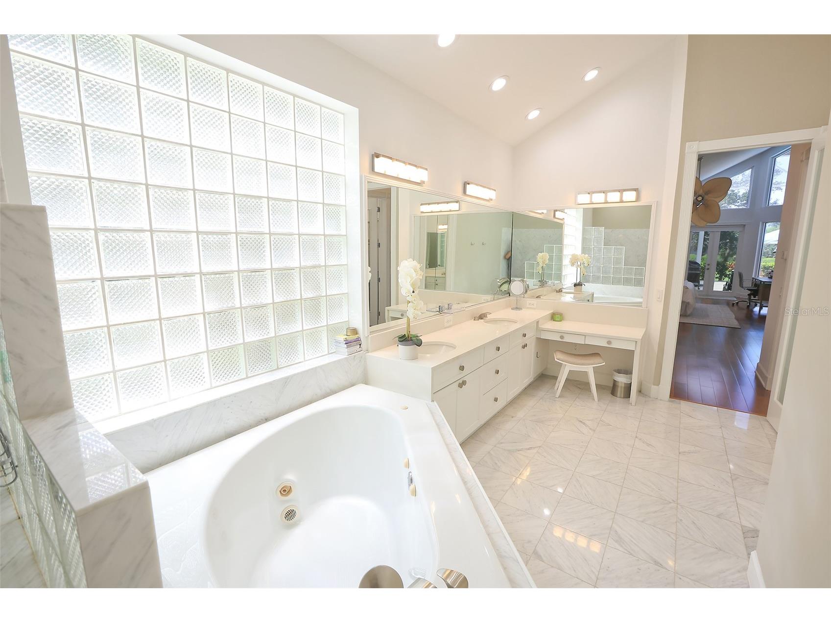 3527 Fair Oaks Lane Longboat Key FL 34228 A4694532 image28
