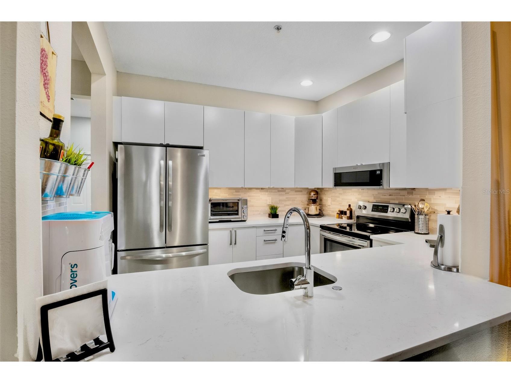 3537 Parkridge Circle #15-106 Sarasota FL 34243 A4671680 image9
