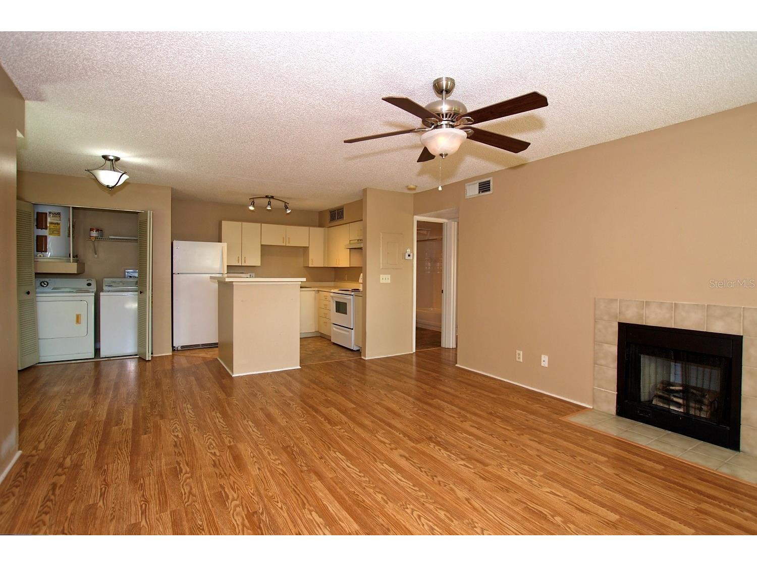 355 Lakepointe Drive #204 Altamonte Springs FL 32701 O6391411 image3